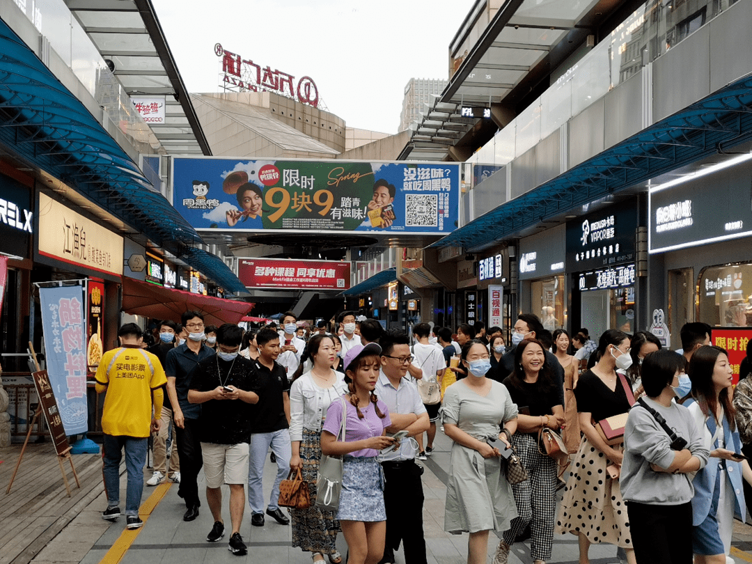 钦州灯百货批发市场，繁荣的商业景象与多元的产品展示